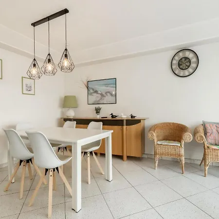 Pleasant In With Balcony Apartment *